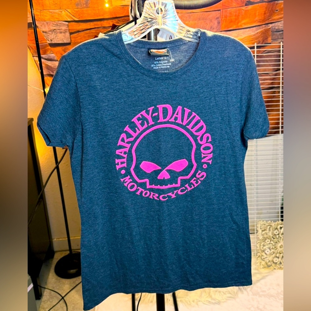 22. Harley Davidson T-Shirt size L Ladies